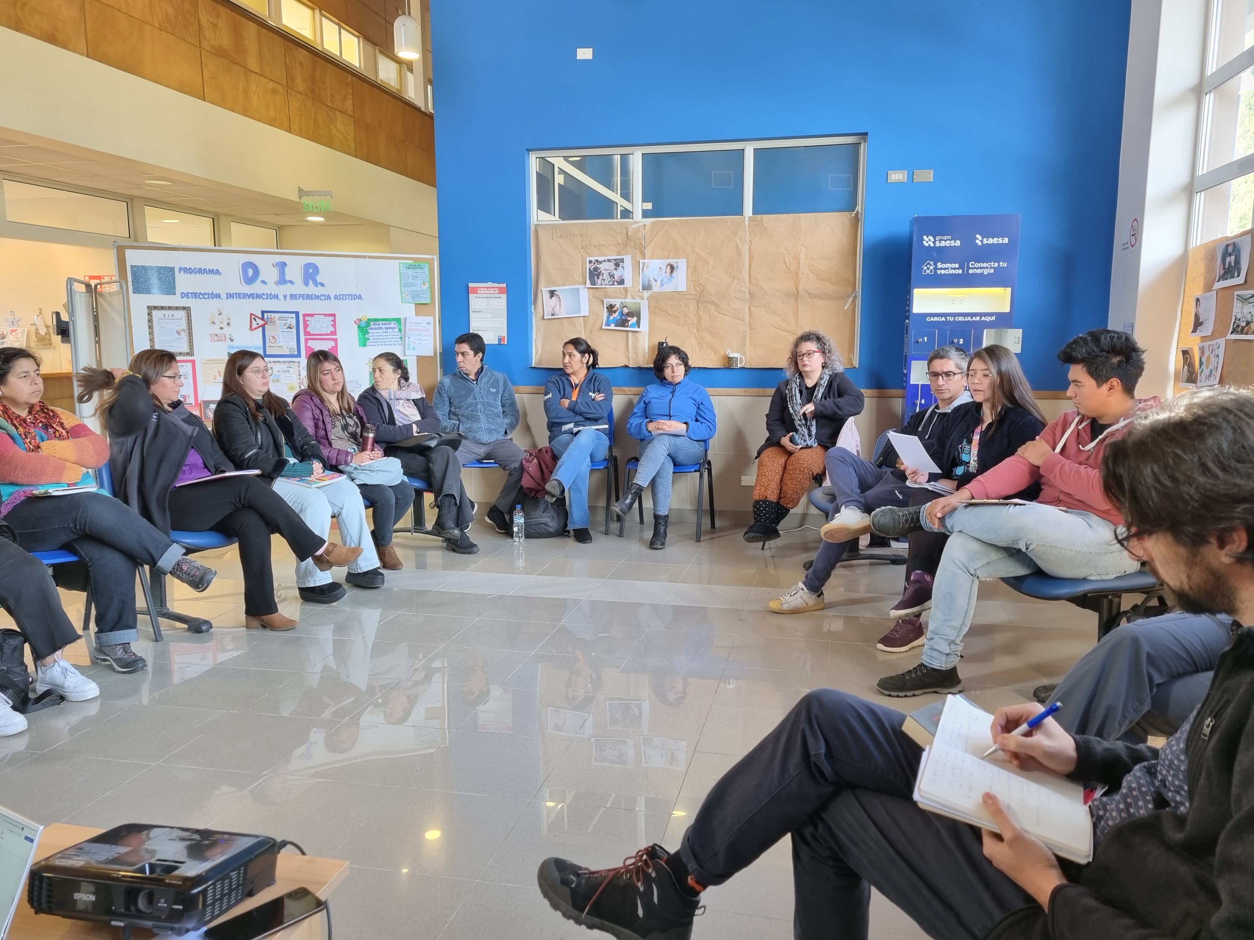 Trabajo grupal reflexivo — Espacios grupales que combinan diálogo, afectos y planificación situada.